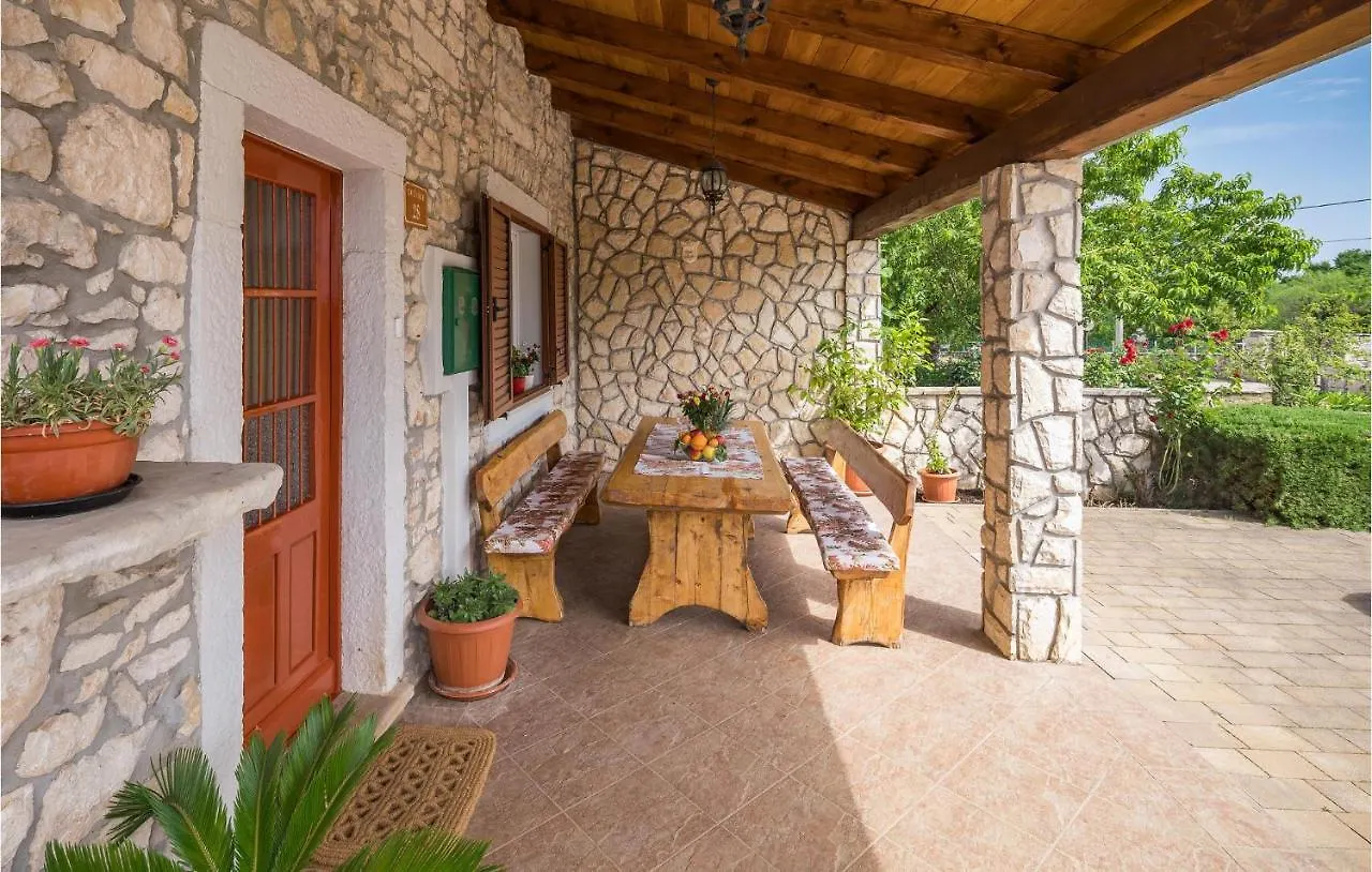 بيت للعطل Amazing Home In Erzisce With Jacuzzi Nedeščina